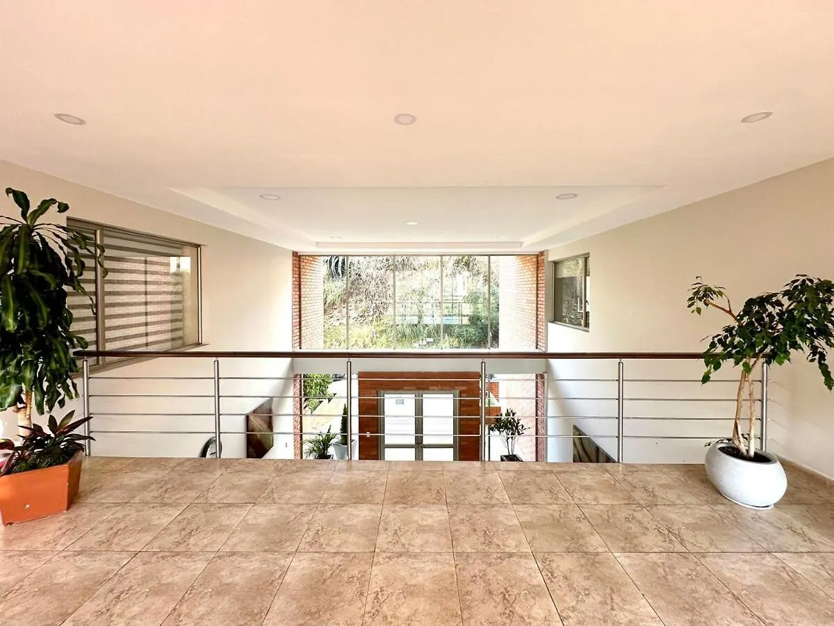 Acogedor Apartamento Centrico Con 3Habitaciones Con Bano, Terraza Y 2Estacionamientos Cuenca