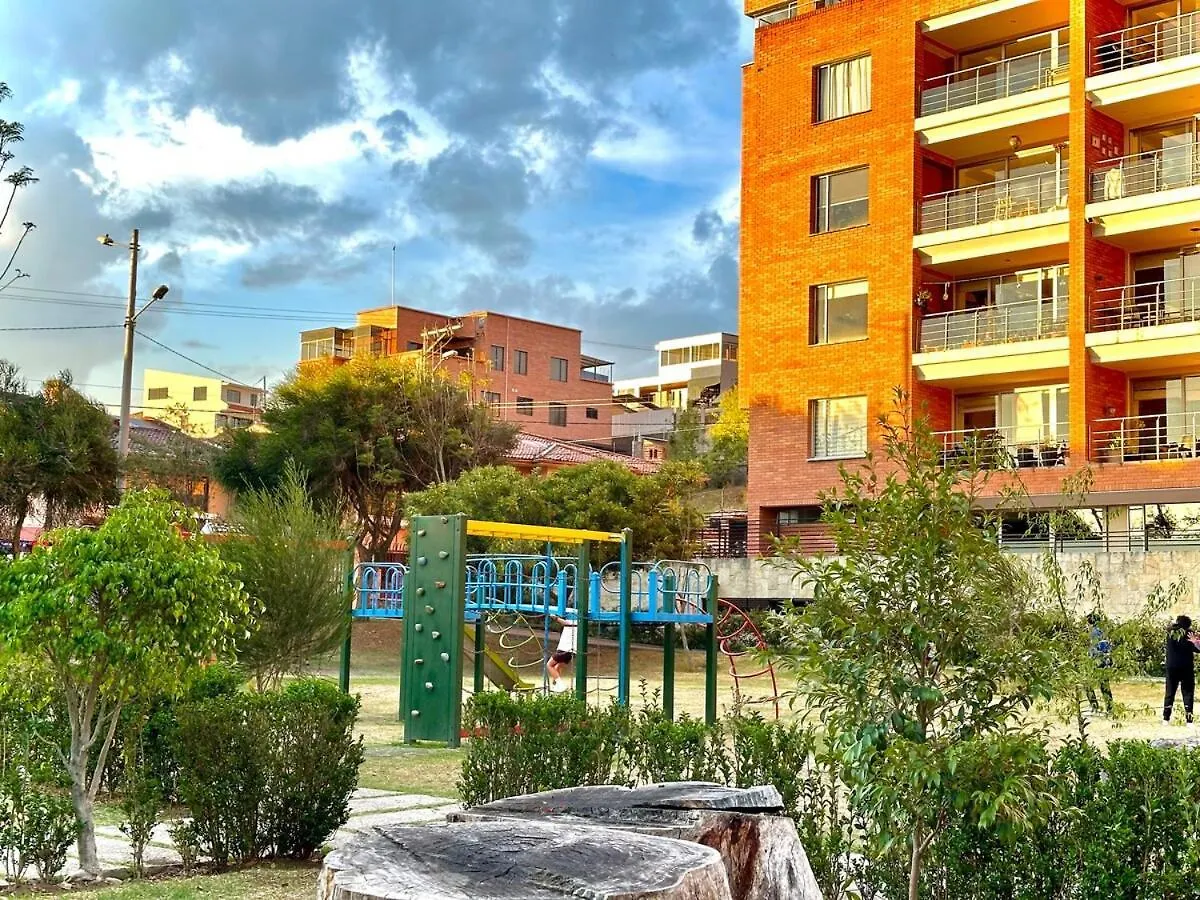 Acogedor Apartamento Centrico Con 3Habitaciones Con Bano, Terraza Y 2Estacionamientos Cuenca 0*,  Ecuador