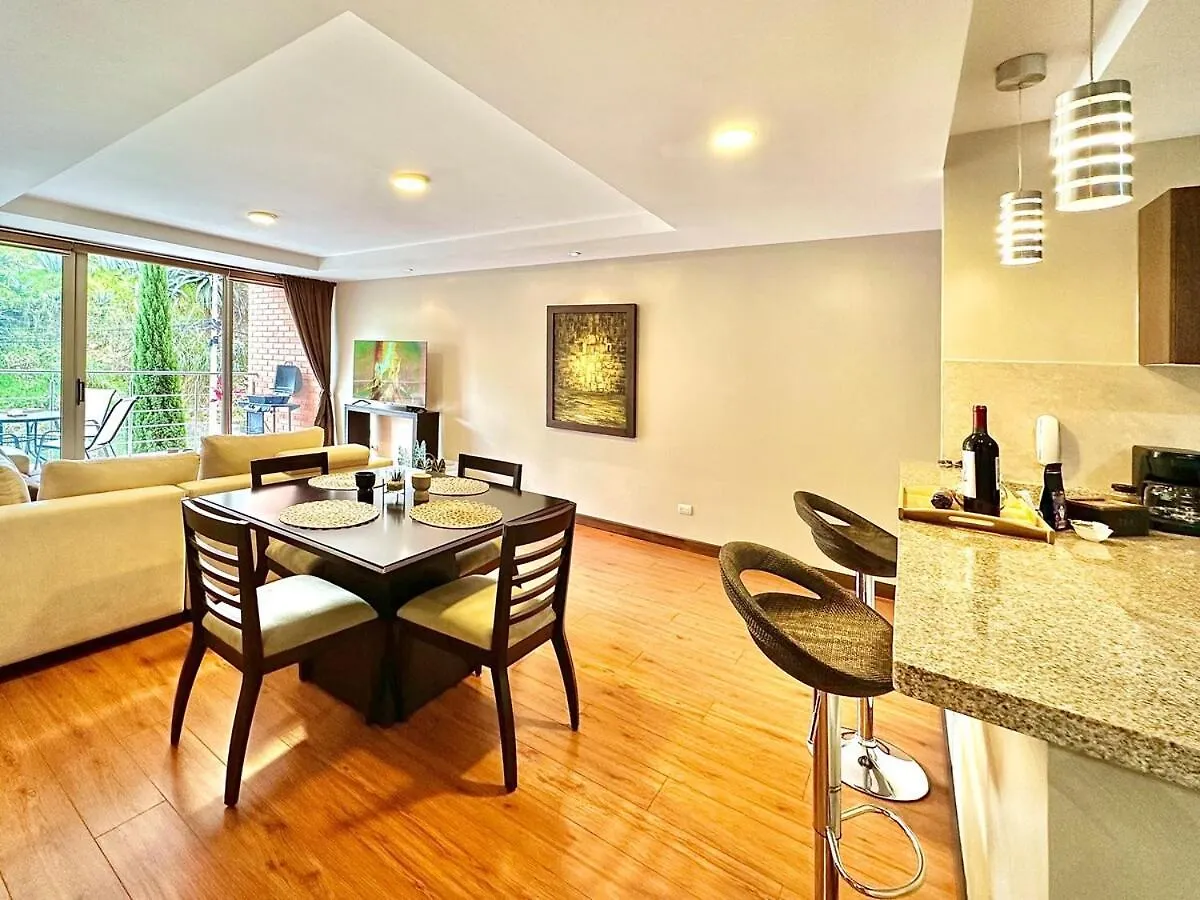 Acogedor Apartamento Centrico Con 3Habitaciones Con Bano, Terraza Y 2Estacionamientos Cuenca Apartman