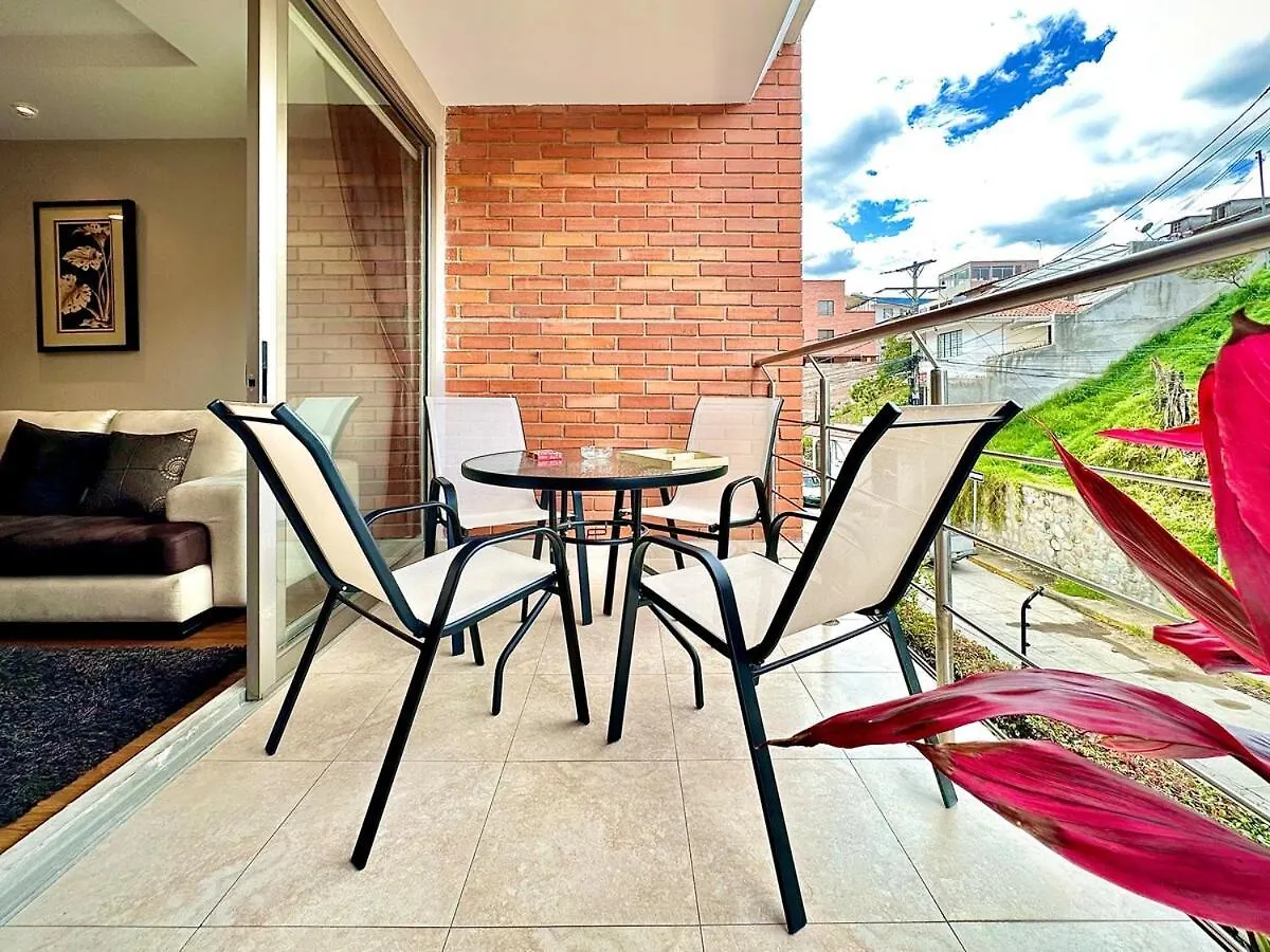 Acogedor Apartamento Centrico Con 3Habitaciones Con Bano, Terraza Y 2Estacionamientos Κουένκα 0*,  Ισημερινός