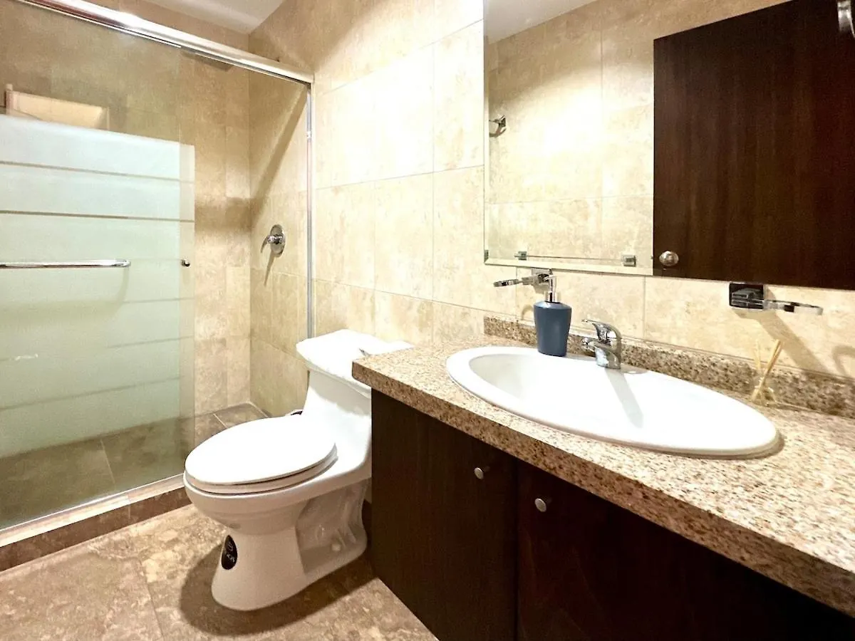 Acogedor Apartamento Centrico Con 3Habitaciones Con Bano, Terraza Y 2Estacionamientos Κουένκα 0*,  Ισημερινός