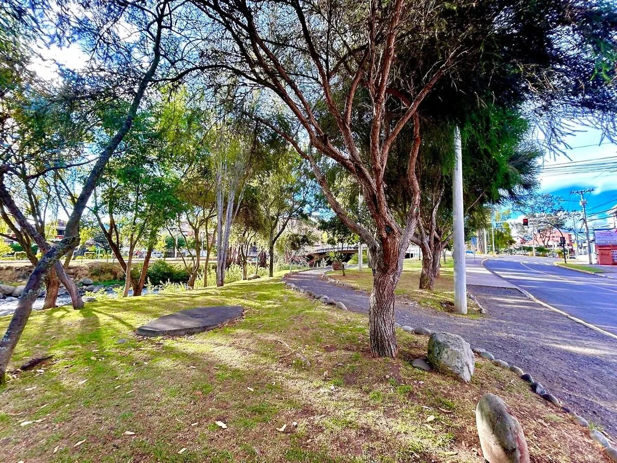 Acogedor Apartamento Centrico Con 3Habitaciones Con Bano, Terraza Y 2Estacionamientos Κουένκα Ισημερινός
