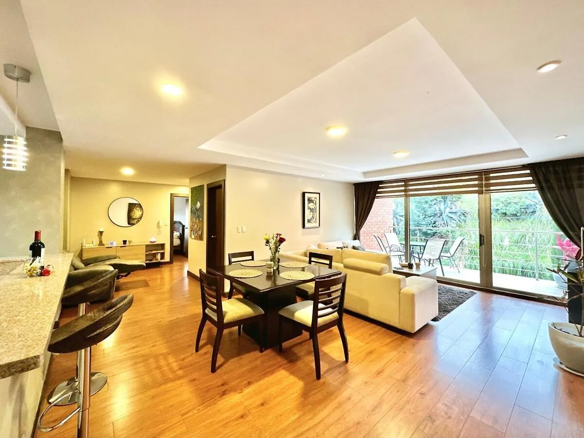 Acogedor Apartamento Centrico Con 3Habitaciones Con Bano, Terraza Y 2Estacionamientos Κουένκα